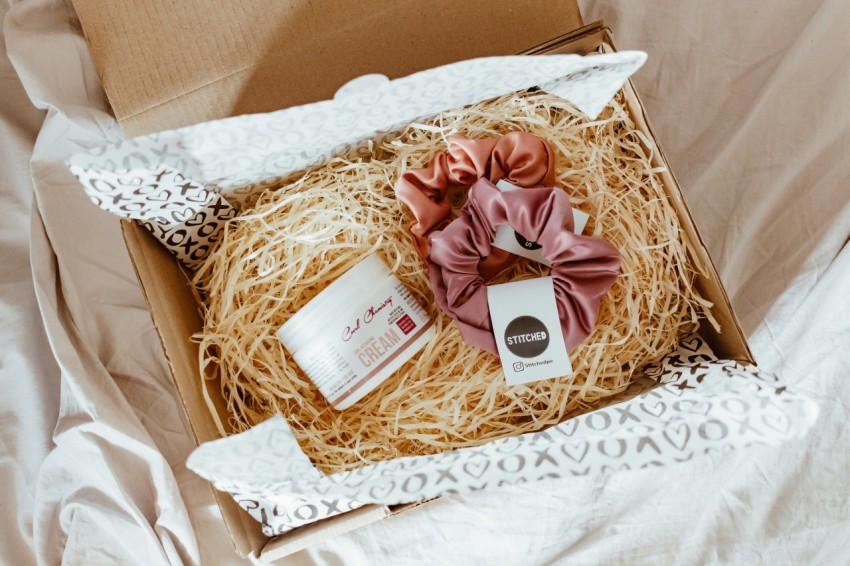 bouquet of red roses on brown woven basket yglLvzX