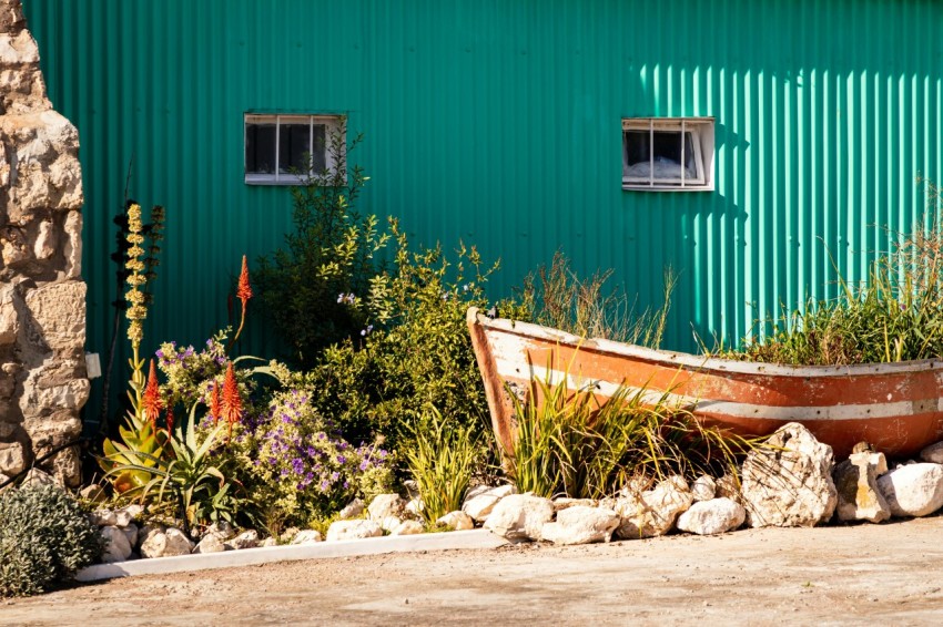 a boat sitting on the side of a green building