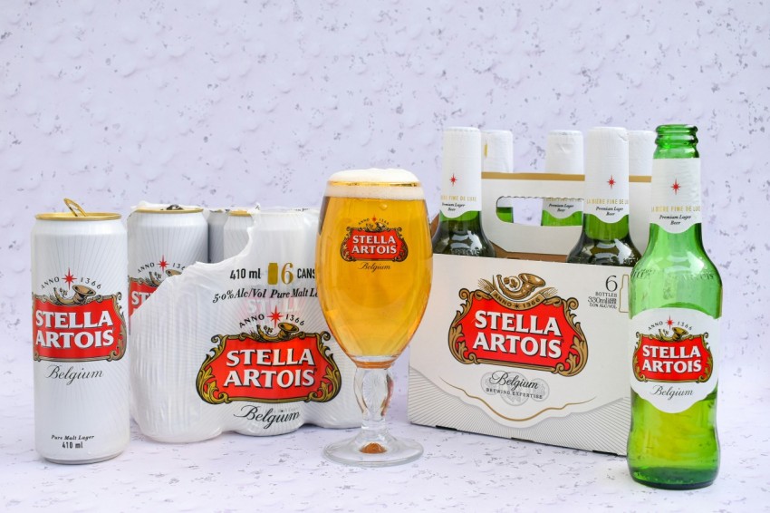 a bottle of stella artois and a glass of beer bT_Nhxlh7