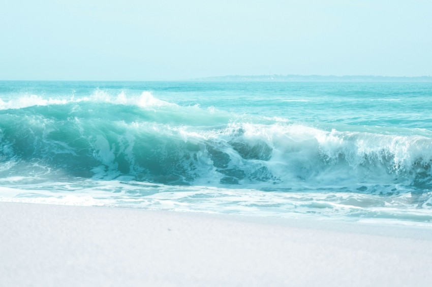 sea waves during daytime