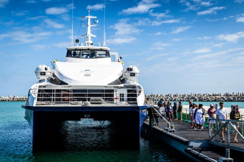 white and blue ship near wooden dock rZq4aWw