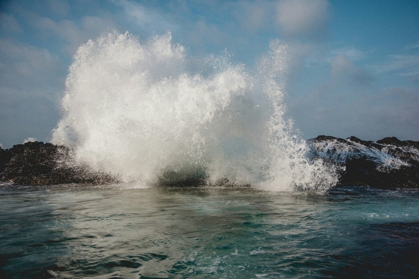 time lapse photography of splashing wave jTy