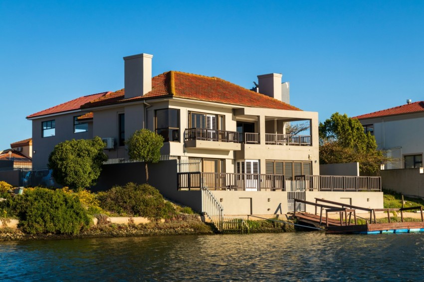 white and brown concrete building beside river during daytime 8N6s3Fmw