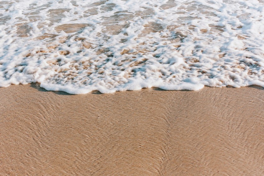 sea wave during daytime