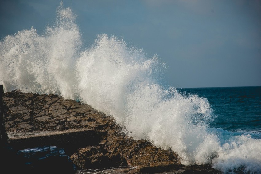 body of water splash on rocks