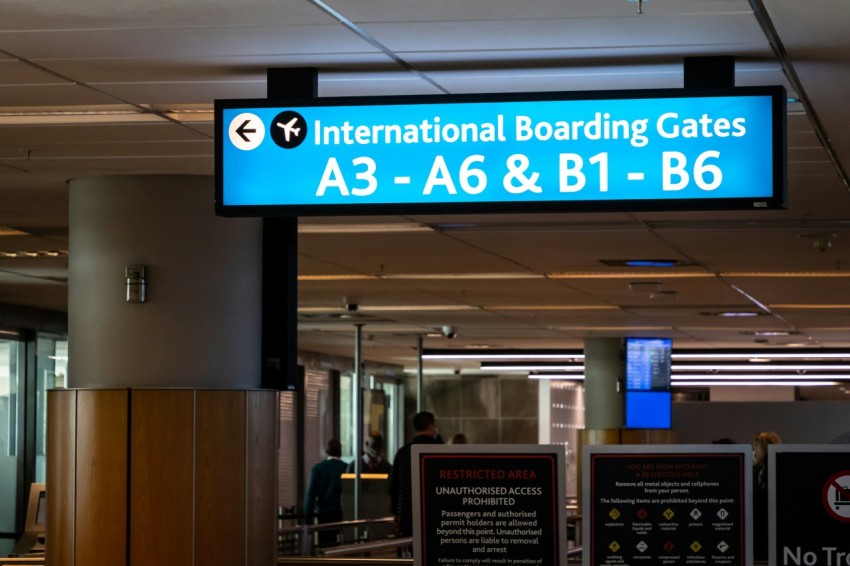 a sign in an airport that says international boarding gates