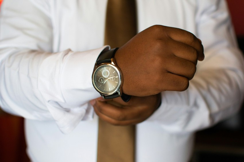 man wearing white dress shirt and black watch kRi