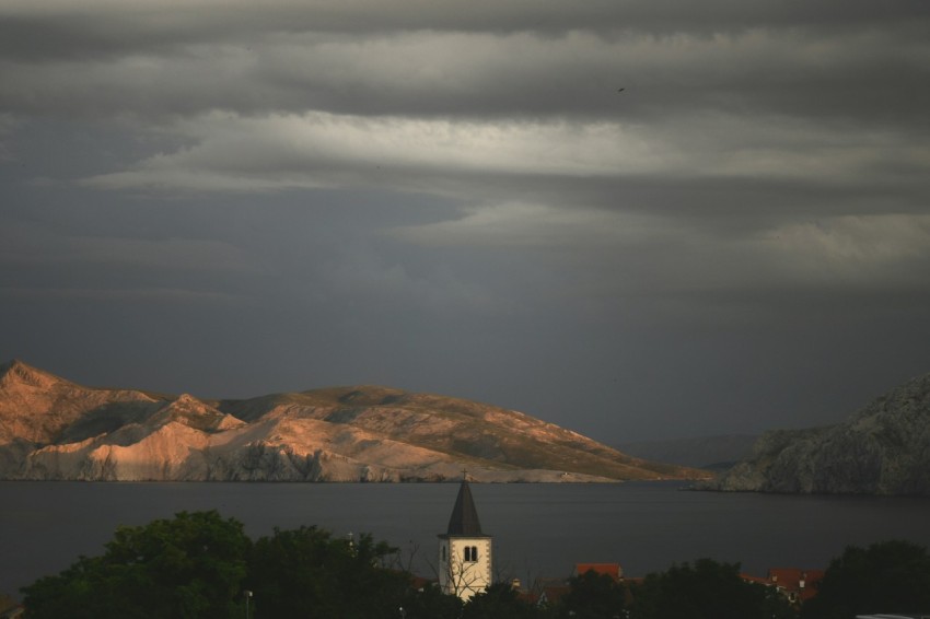 a view of a lake with a church in the foreground JXq9F0pe