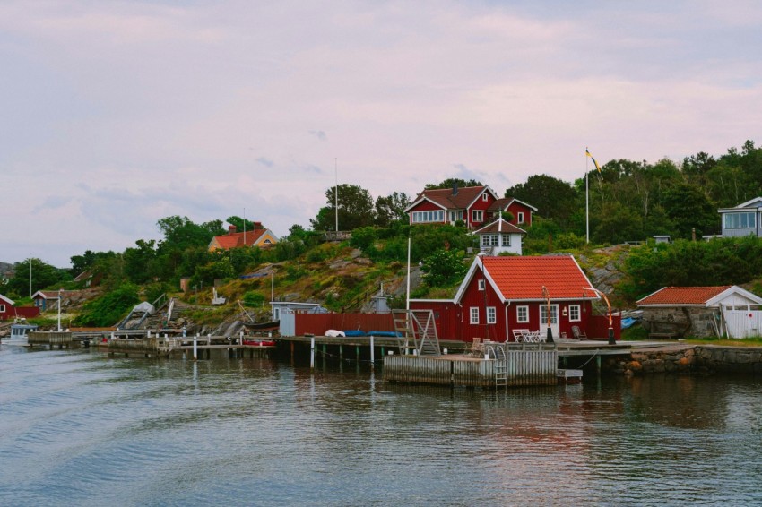 a body of water with a bunch of houses on it 6dvzvC8km