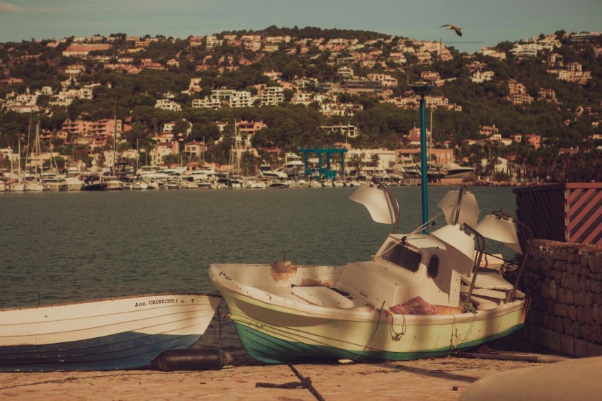 a boat sitting on the shore of a lake Val_14g