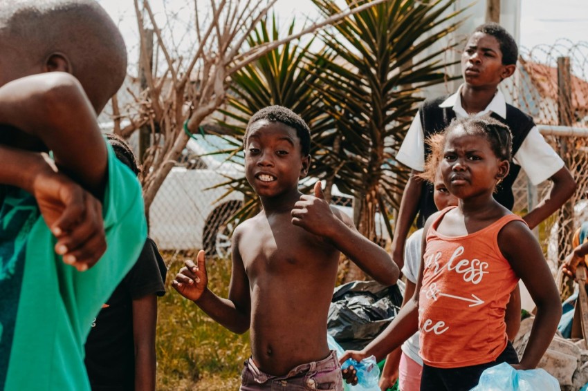 a group of young children standing next to each other HGzm_OB_