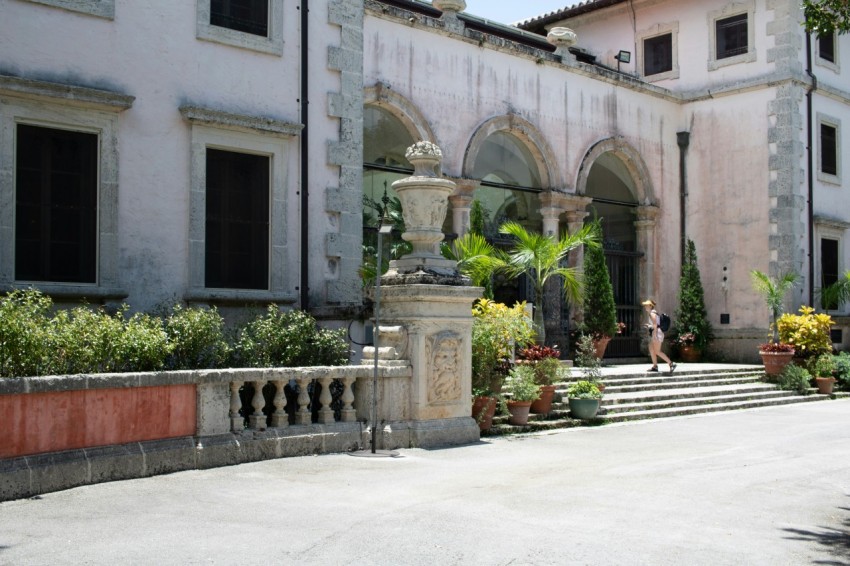 a large building with a bunch of plants in front of it