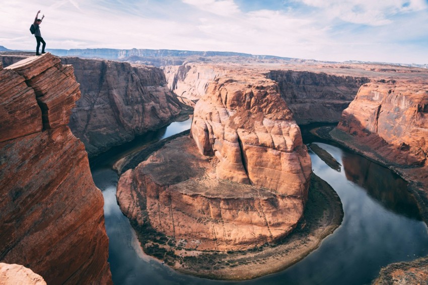 man standing by cliff of horseshoe canyon during daytime VavDQ