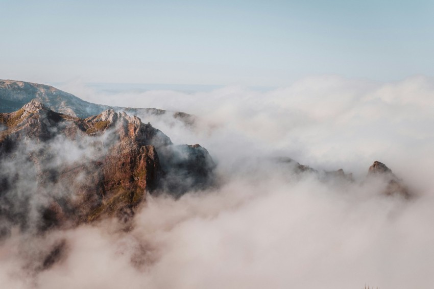 mountain with clouds during daytime O5