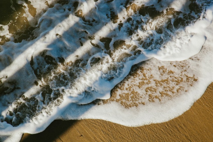 ocean bubbles at daytime