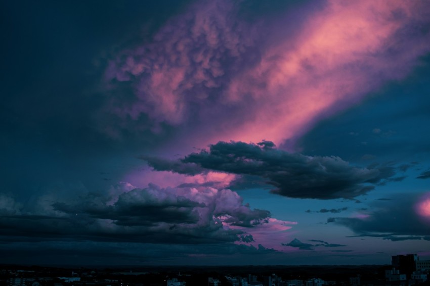 a purple and blue sky filled with clouds GzAhsY