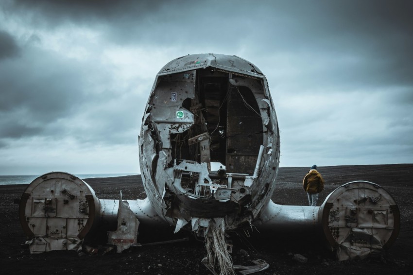 man beside wrecked plane 2nVeHAC0