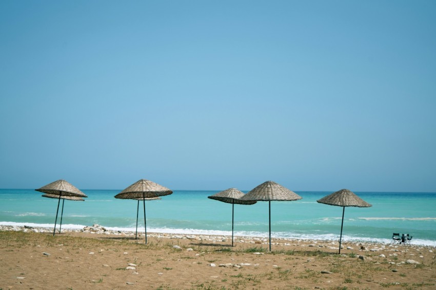 umbrellas on a beach He4ysvyKI