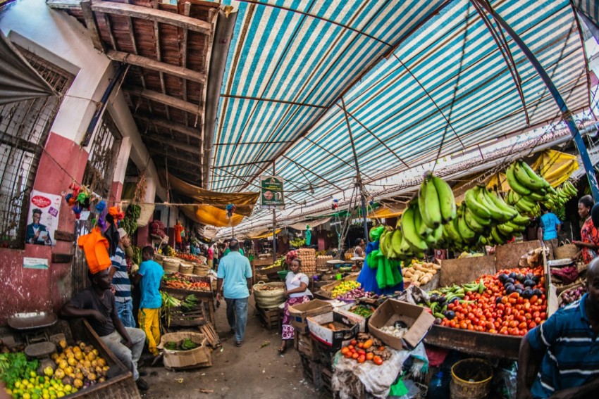 variety of fruits in market building uZYZOBH