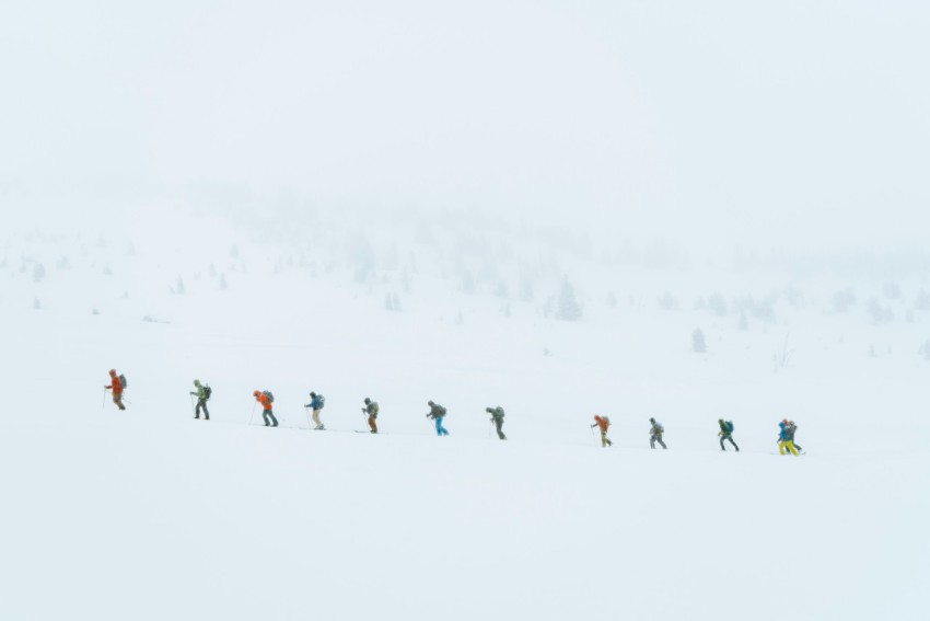 people ice skating on snow grund