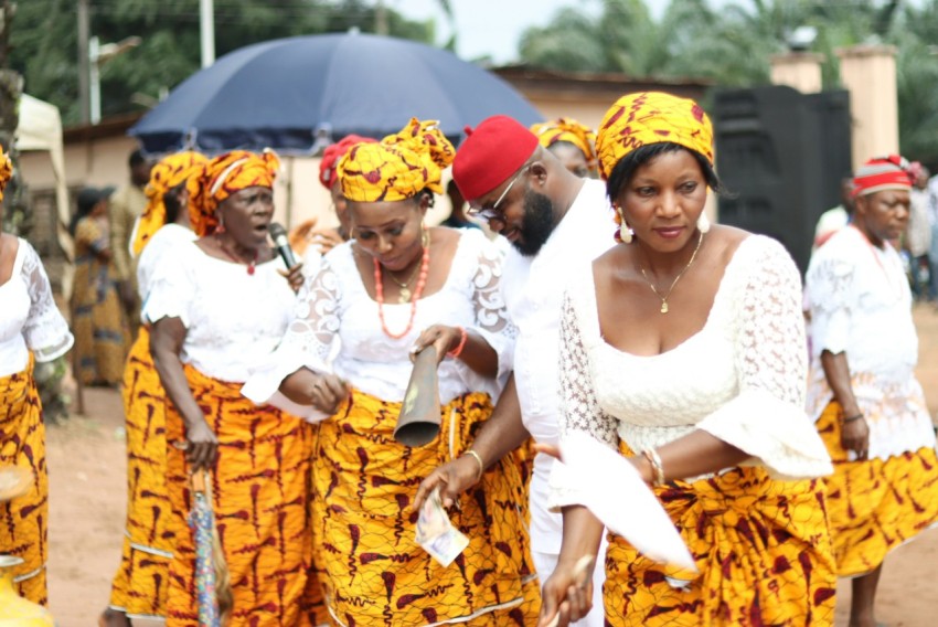 a group of people wearing traditional clothing tXNXH7Akj