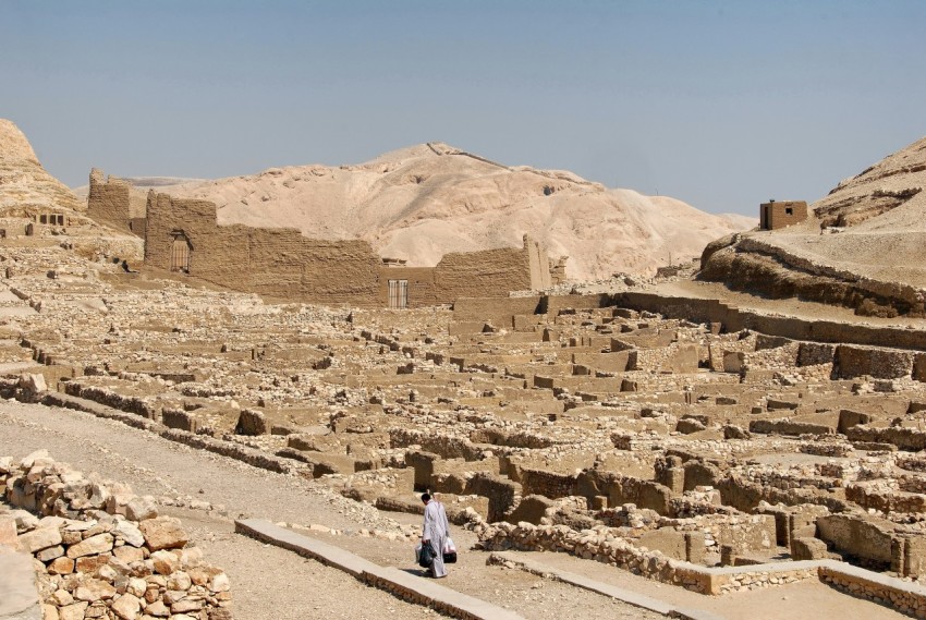 a person walking in a desert AxFVNYoIk