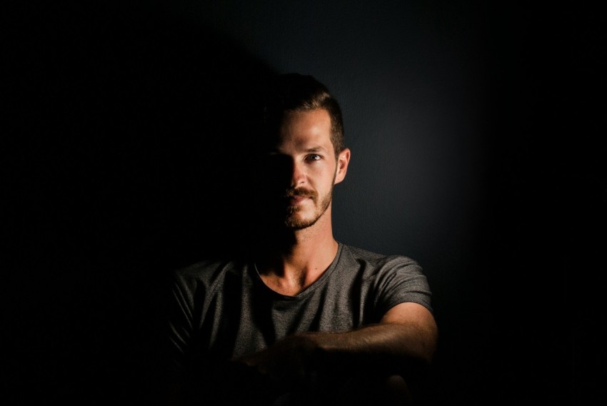 man wearing black t shirt