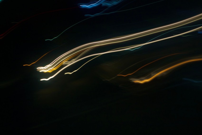 a blurry photo of a street light at night