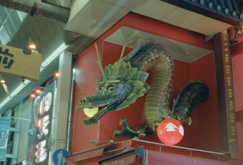 a dragon statue is on display in a store