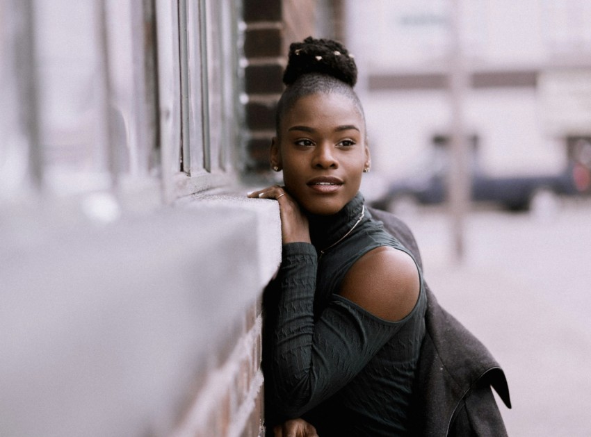 woman leaning on the wall KmYxg