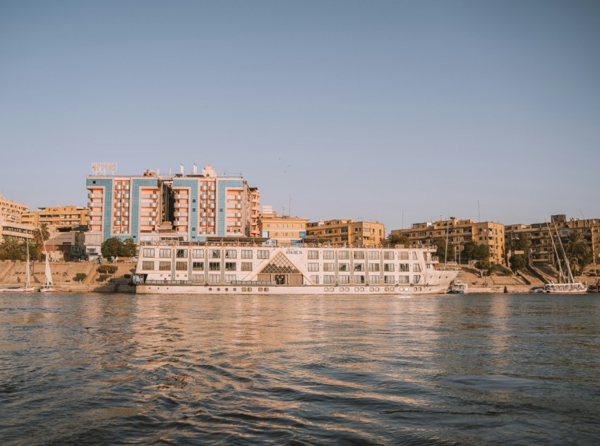 a body of water with buildings in the background uTj