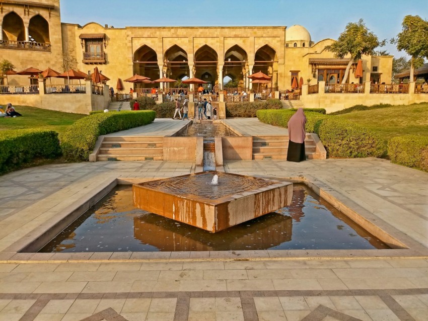 a fountain in the middle of a courtyard 6ZCXu