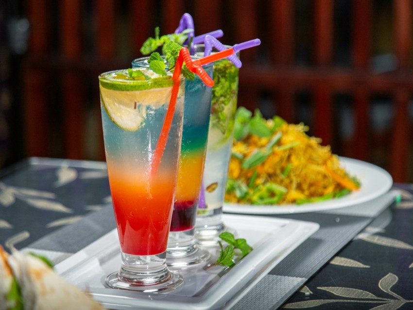 a couple of drinks sitting on top of a white plate