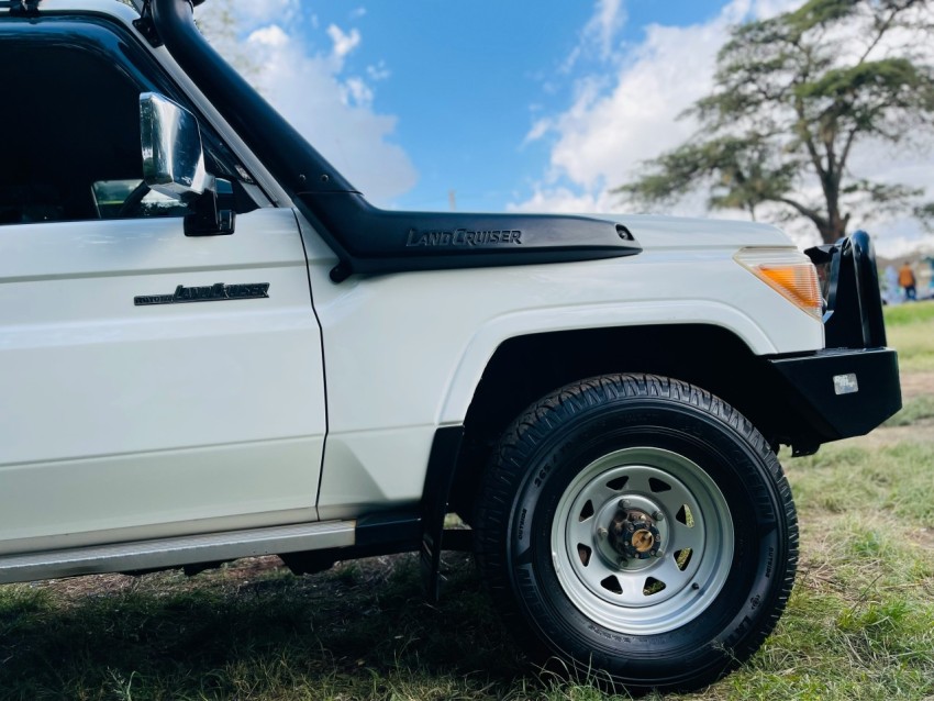 white and black jeep wrangler