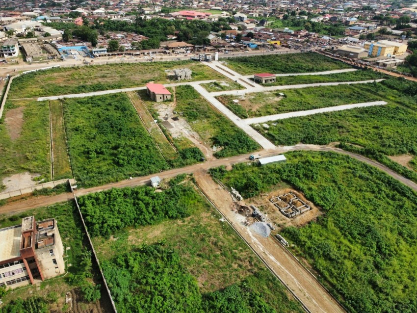 an aerial view of a city with lots of trees _fUkF