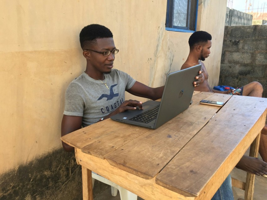 man in gray crew neck t shirt using macbook pro