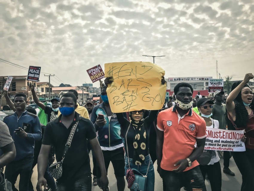people in red and blue shirts wearing blue helmet