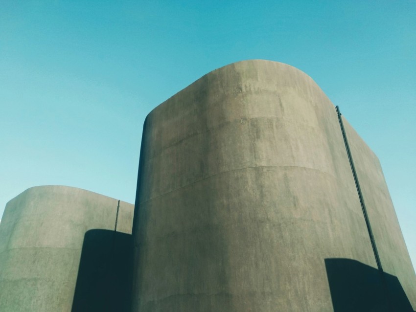 a tall building with a sky in the background j0Xy7EgWi