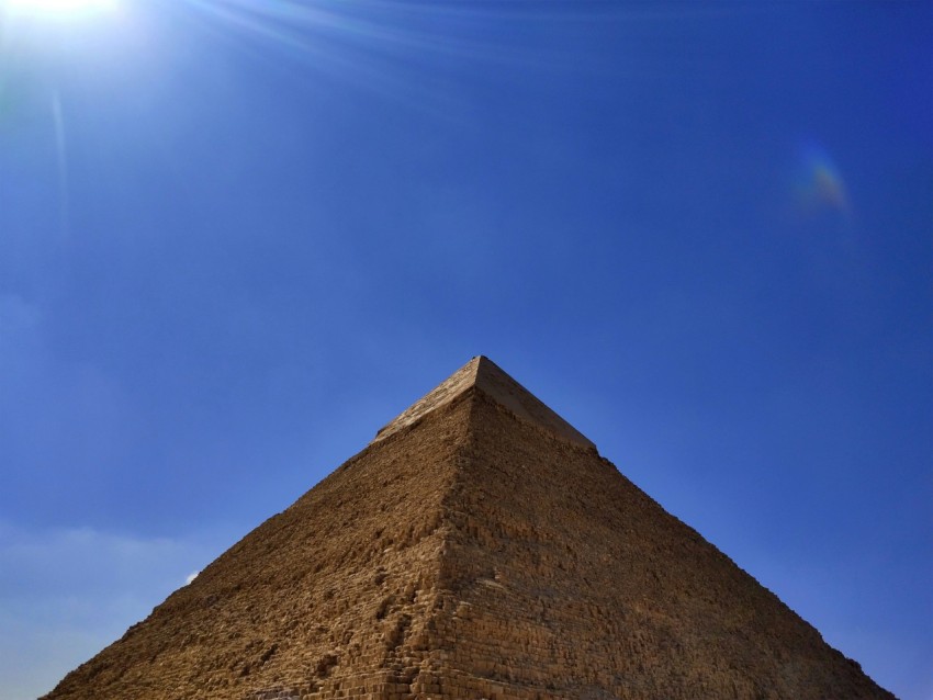 a very tall pyramid sitting in the middle of a field k6JHRiP9