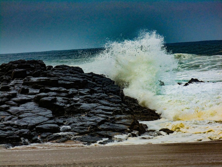 sea waves crashing on rocks during daytime 9qMG0