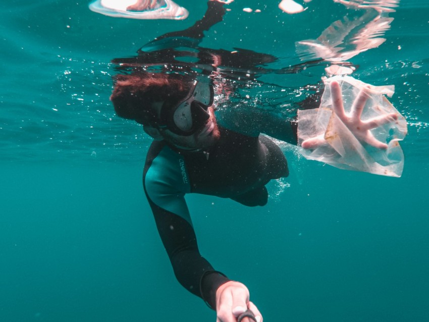 man swimming underwater tWccDYLHF