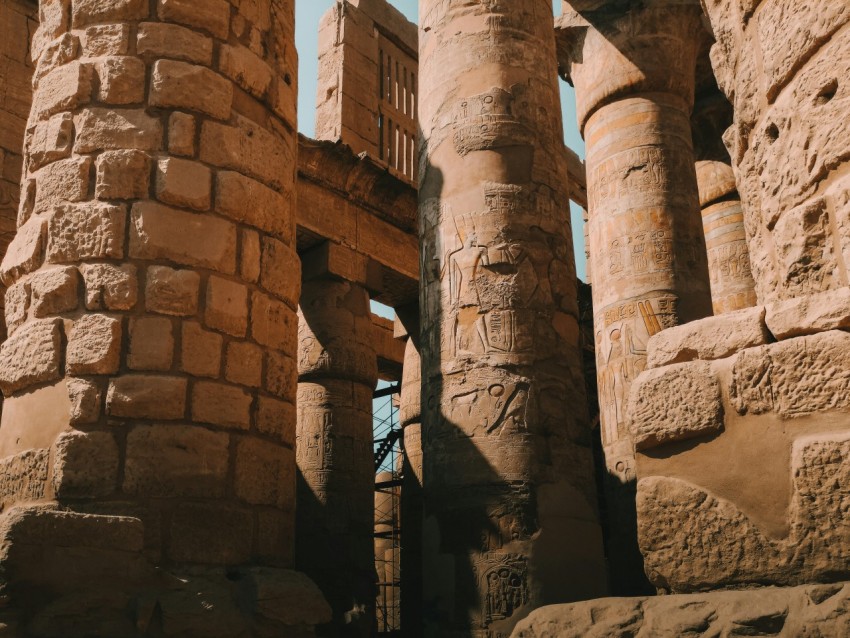 a stone building with pillars qY