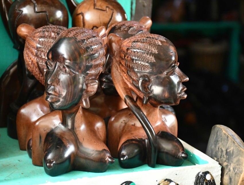 a close up of a statue of two monkeys