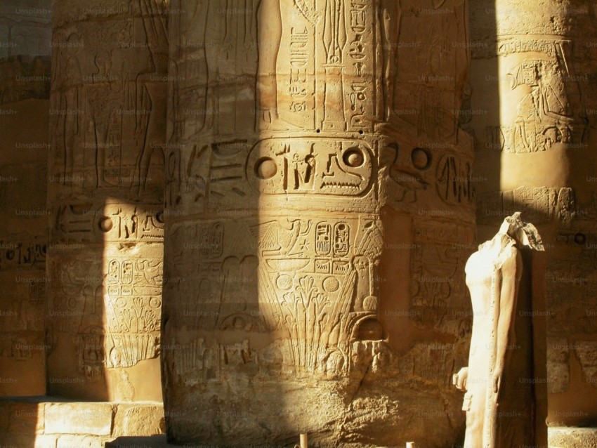 a statue in front of some very large columns