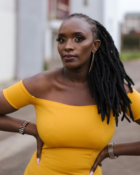 woman in yellow scoop neck shirt V Tb