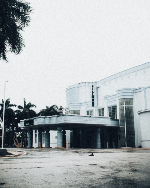 an empty parking lot in front of a building 4Bqb