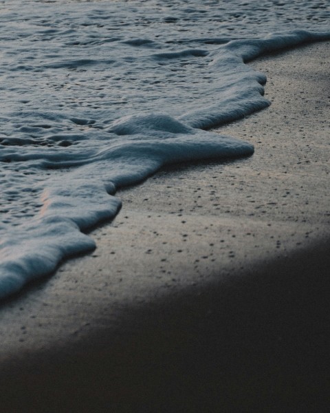 sea waves crashing on shore during daytime