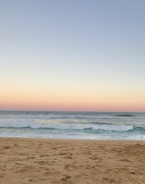 ocean waves crashing on shore during daytime