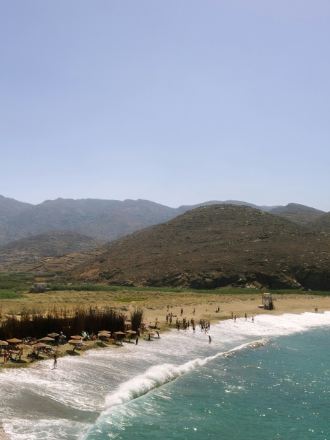 a large body of water next to a sandy beach bEPe9XLxw