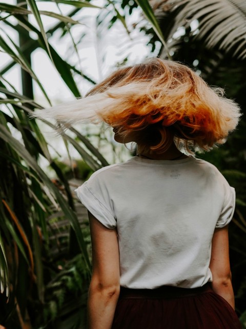 woman wearing white crew neck shirt VD6rqkDg